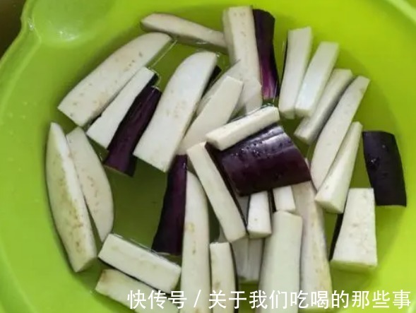 小米椒|伏天多吃蒸茄子，教你2招，茄子不发黑，清爽不油腻，好看又好吃