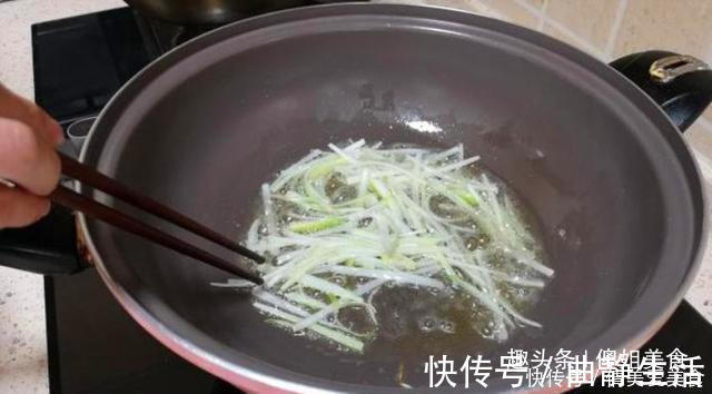 电饼铛烙饼总发硬原来错在第一步，厨娘教你1招，香软又好吃