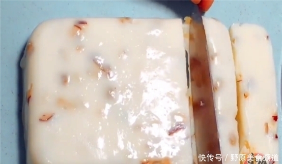 把牛奶倒入锅中一搅一压,出锅比奶酪还香,孩子吃一次就念念不忘