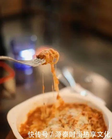 学府四道街的排队意面店！薄饼披萨！你吃过吗快来吃！吃！吃！