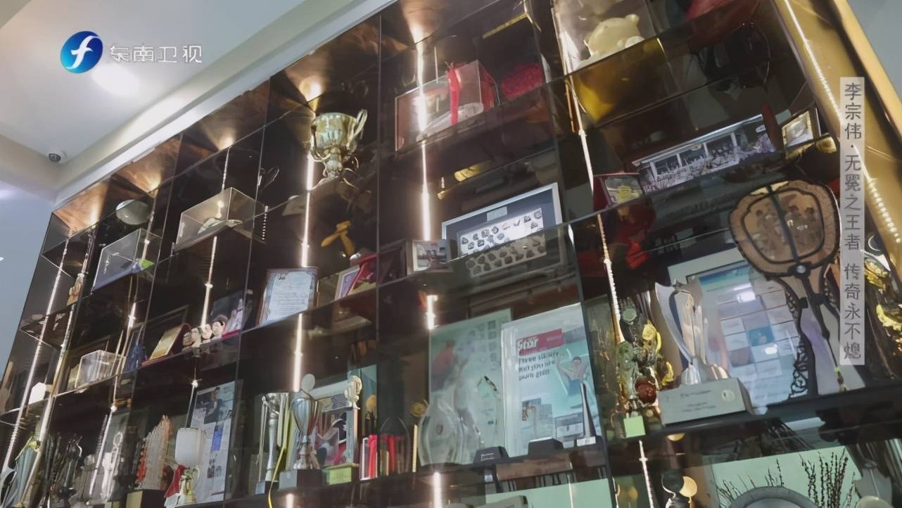 抗癌|40岁李宗伟拜年!千万抗癌成功暴瘦,妻子穿旗袍美艳戴2000万手表