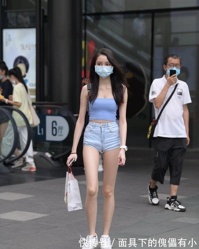 高跟鞋 逛街的瑜伽裤美女,让造型远离俗套感,颜值过人!