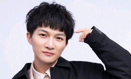 乌克兰 “小太阳”周深:从饱受欺凌到歌坛传奇,他的经历使人心疼