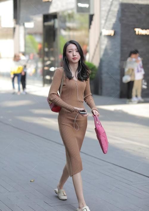 身材比例|姜黄色连衣裙，充满活力的颜色，给人一种不一样的优雅