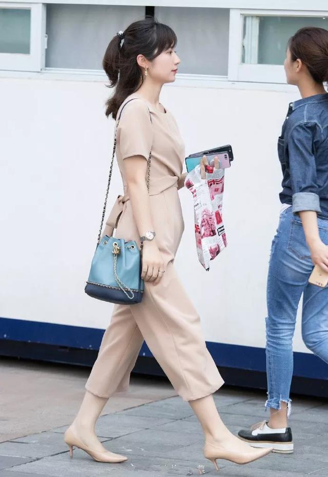 小姐姐|梳着简约马尾的小姐姐,身穿黑色连衣裙,看上去十分的优雅