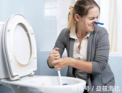 卫生间|闺蜜家从不刷马桶,却没有发黄和臭味,偷学发现用一招就能搞定