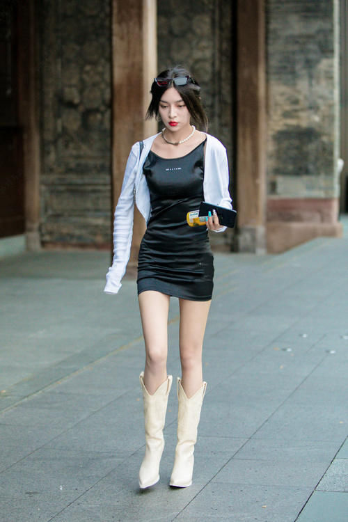 初春不一定要依赖彩色裙，黑色裙子选得好，打扮沉稳又年轻