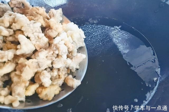 炸酥肉时,很容易出现“脱壳”现象,我来教你怎样解决这个问题