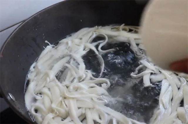 想吃刀削面不用出去吃，手把手教你在家做出来，劲道爽滑，超简单！