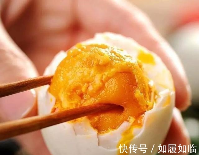腌鸡蛋只放盐就错了,只需多加2步,个个流油起沙,做法零失败