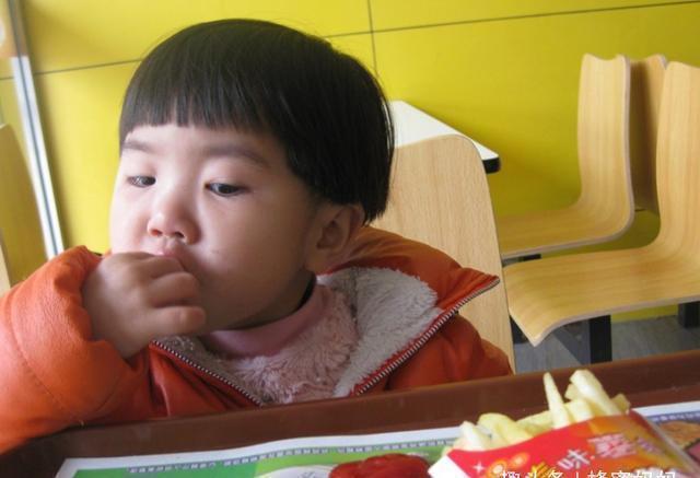 膨化食品|医生提醒这东西给娃吃一口,相当于吃了5个“塑料袋”,别喂了