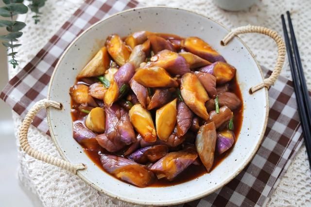 自从学会茄子这个做法，茄子再也不要过油了，一碗酱汁又香又下饭
