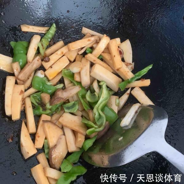 新鲜肉|刚从冰箱中拿出来的冻肉，千万不要加水泡，用这一招吃着像新鲜肉