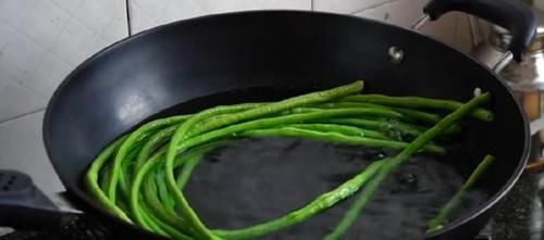 4个鸡蛋，1把豆角，锅里一倒，10分钟解决全家早餐，营养又美味！