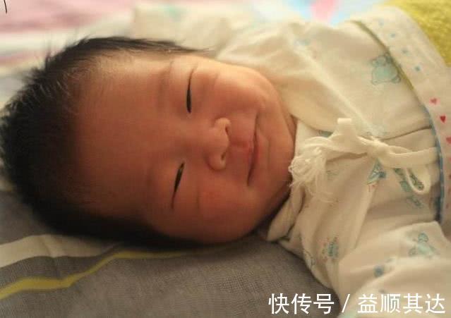 宝妈|小宝宝睡觉时,为何会抿嘴偷笑?背后这三个原因,宝妈别忽视!
