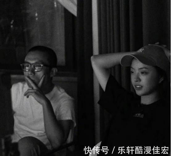 华谊千金王文也官宣当导演，坐监视镜前有风范，与前辈同台惹争议