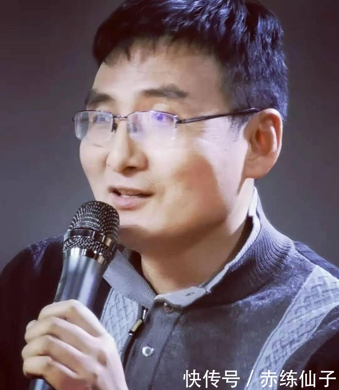 文化动态张军峰《月挂东天》签售会在古西楼文化艺术创客举行