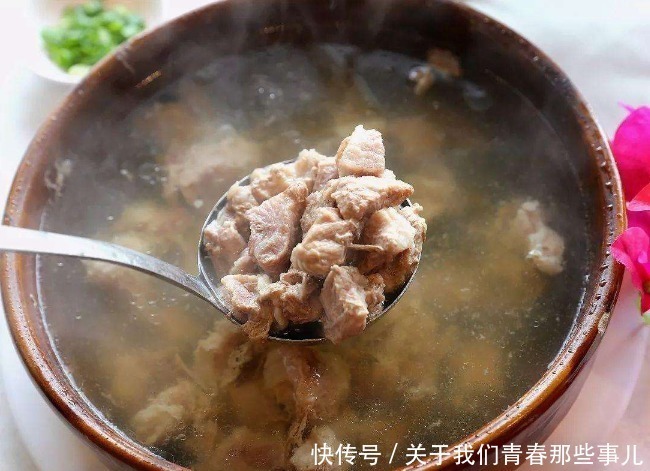 炖羊肉时，“2香2酸”不能加，只加4样，羊肉更酥烂，羊汤更鲜美