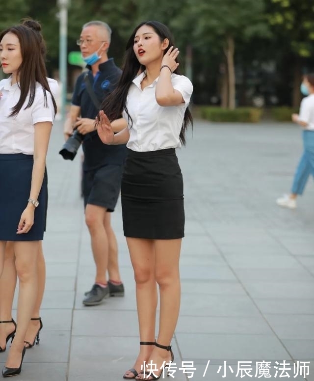 路人街拍，小姐姐休闲衬衫搭配牛仔热裤，潮流范十足