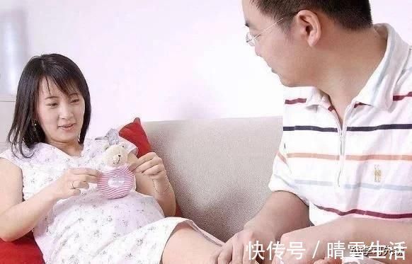 让座|“最美孕夫”火了,医院产检没人让座,准爸爸蹲坐当椅给孕妇坐