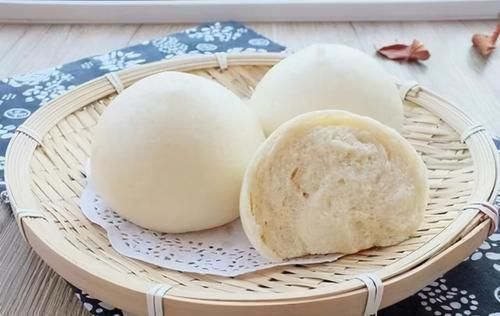 过年保存馒头，不要直接放冰箱了，教你2招，放半个月不干不硬