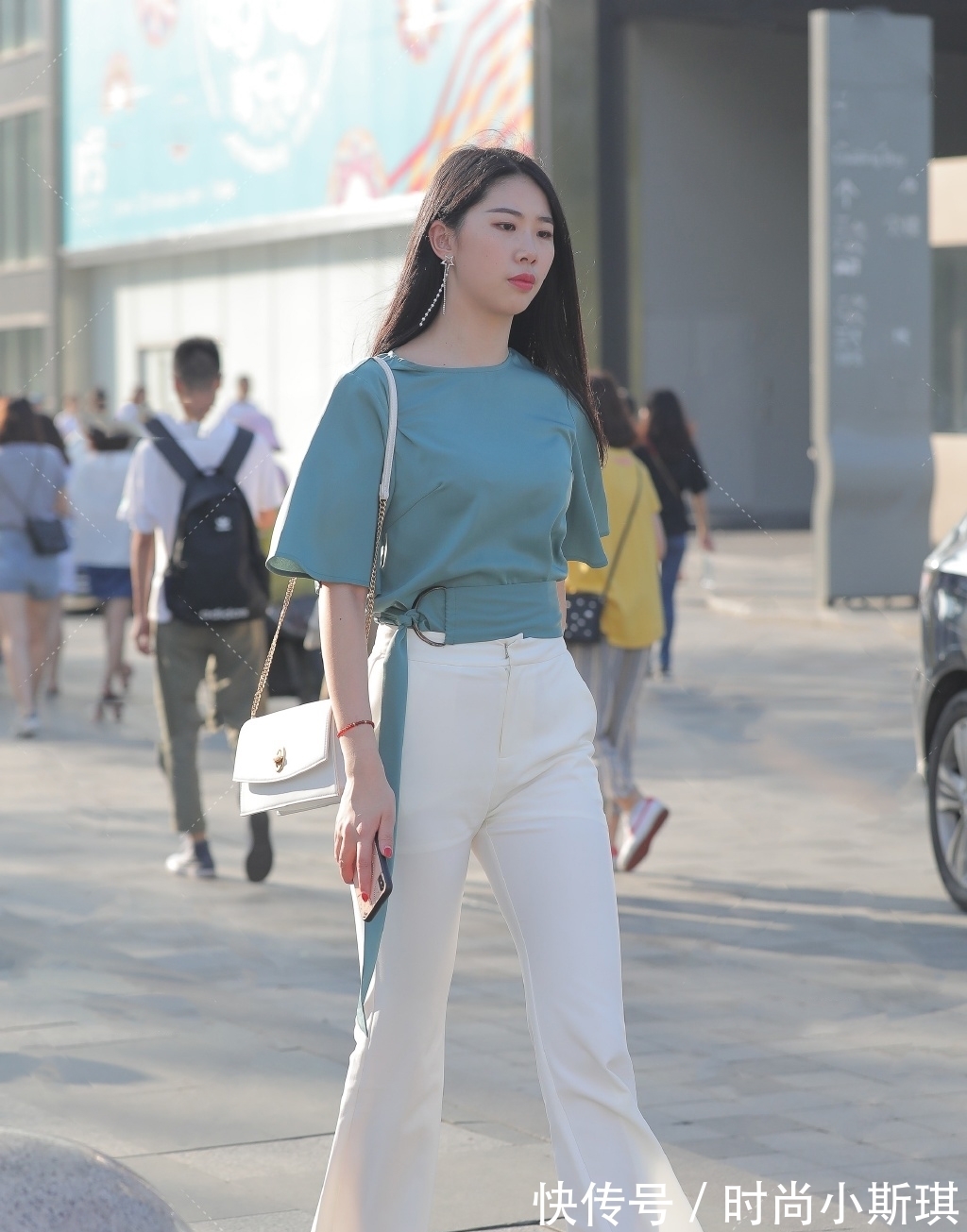 时尚|早秋的休闲装，时尚女生们偏爱时髦的款式，靓丽个性还好看
