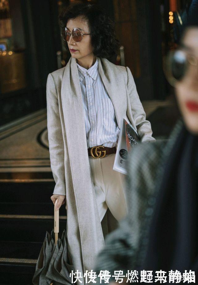 原来50岁的女人还可以这么时髦,浅色大衣配直筒裤,霸气又减龄