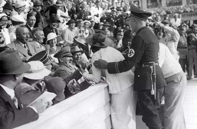 历史|惨遭索吻的希特勒,跑步行军的墨索里尼,坐黄包车的俄国沙皇,5张历史照