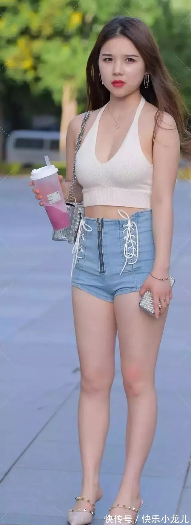 配饰 白色露肩上衣搭配蓝色短裤,构造物体主要轮廓,展示时尚气质