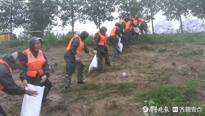 抢险|直击漳卫河冠县防汛一线！干群协力雨中抢筑“防洪墙”迎战大洪峰