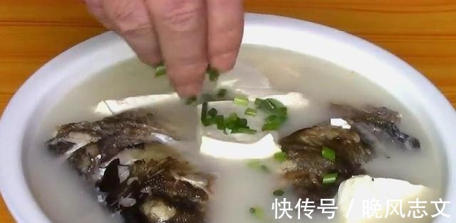 做鱼头豆腐汤到底加热水还是凉水很多人做错，难怪鱼汤腥还浑浊！