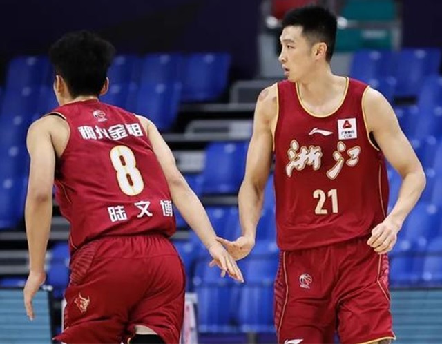 宁波男篮|反常!CBA混乱,裁判拒罚当事人却吹罚助力者,火爆教练乖乖熄火