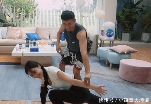 信号|心动的信号:薛逸星郑琴心肢体接触不雅,旁边女二的举动最让人称赞