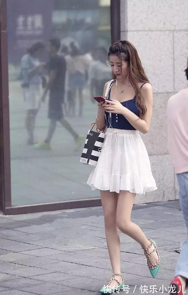 连衣裙 粉红色的吊带连衣裙,在裙子的腰部,采用收腰与镂空的设计