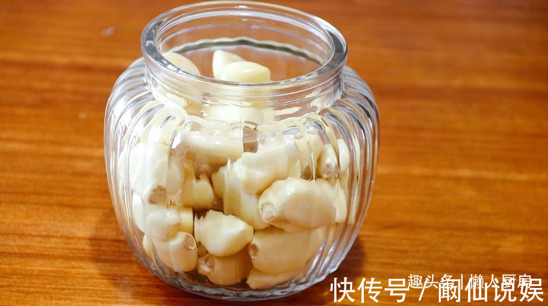 可口|腌腊八蒜,牢记3要3不要,大蒜个个碧绿,汤汁清澈,爽脆可口