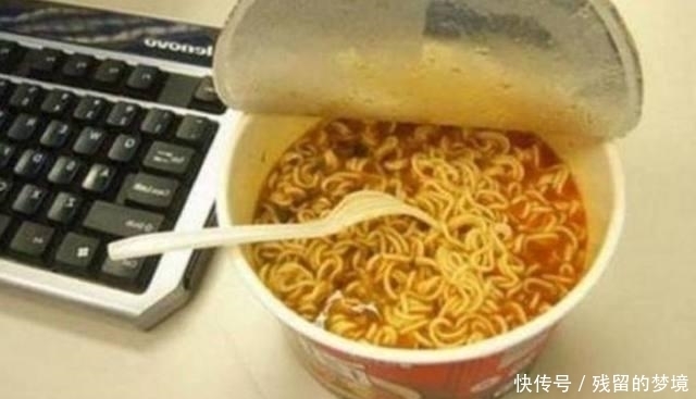 眼睛|最奇葩的吃泡面方式:第一个不算什么,图三简直辣眼睛