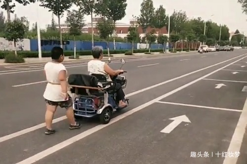 电动车|“机智奶奶”骑电动车拉娃减肥火了,自己喂胖的,含着泪也要遛完