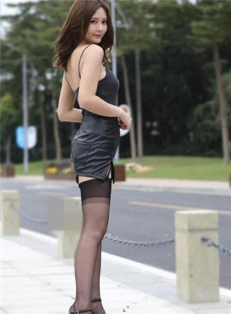 街拍:美女身穿裸色连衣裙,肌肤如玉,身姿曼妙