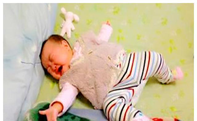 监控|一岁宝宝一抱就哭,医生诊断没毛病,看了监控得知真相