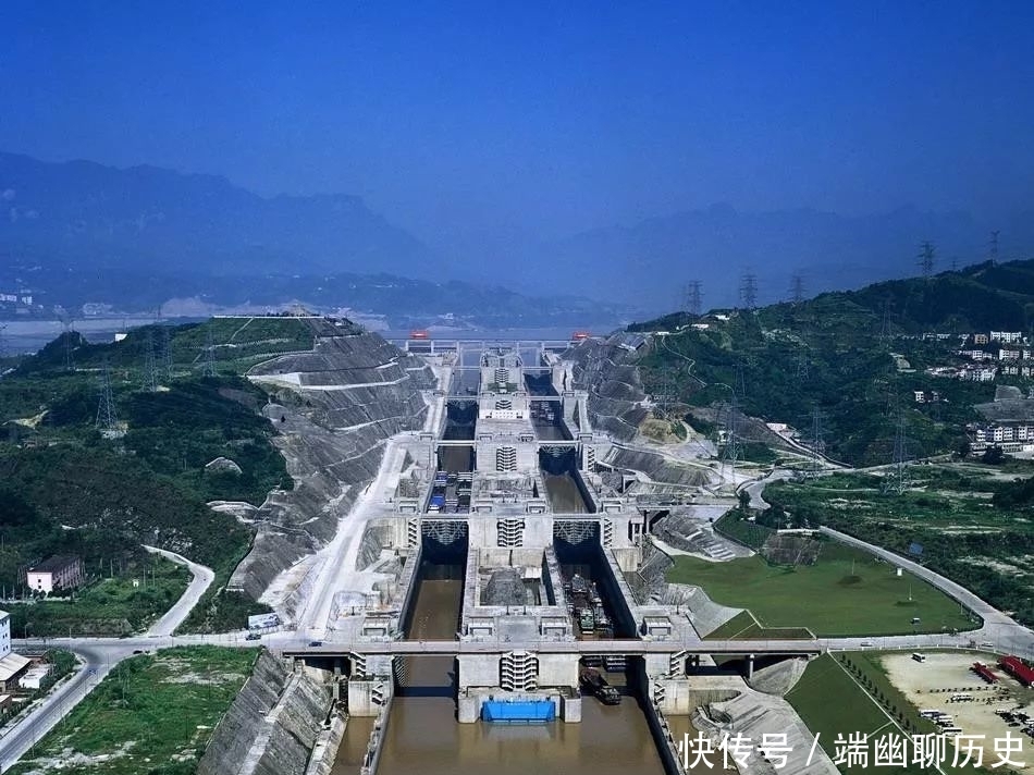 大火|三峡大坝高185米,过往船只是如何翻越大坝的?