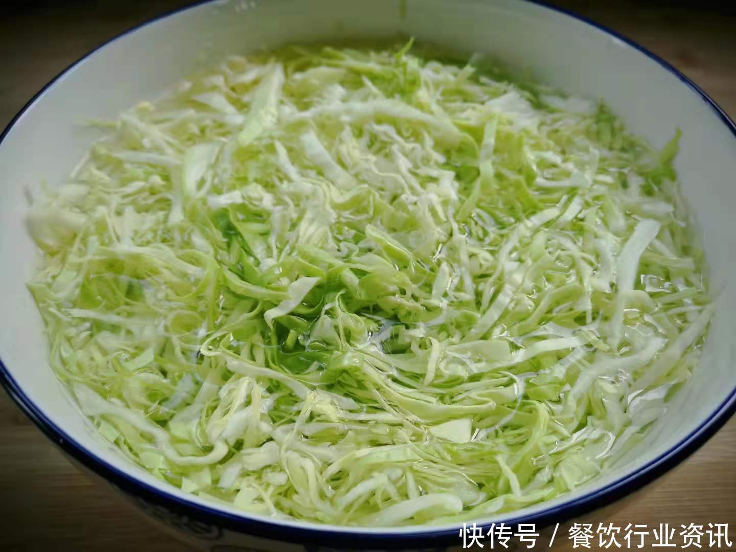 收割|天热多做这菜吃,富含天然叶酸,一斤8毛,买来一烫一拌,真爽口