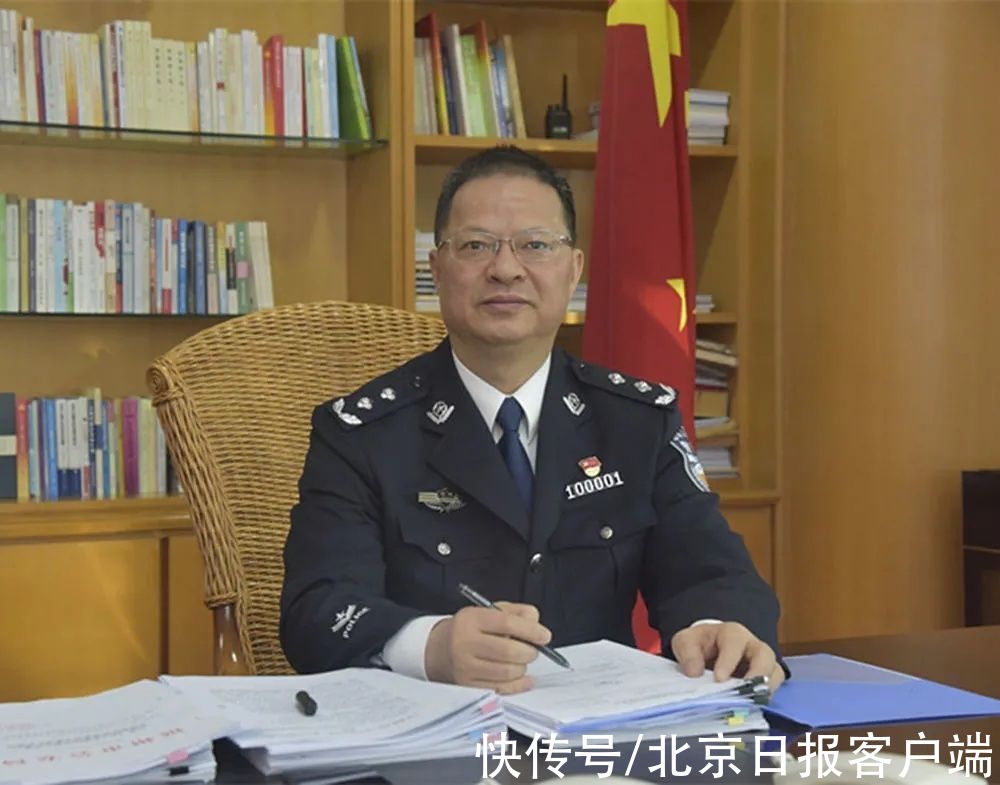 人民警察|“哪个民警看到我在饭局上，你过来甩我两个耳光！”