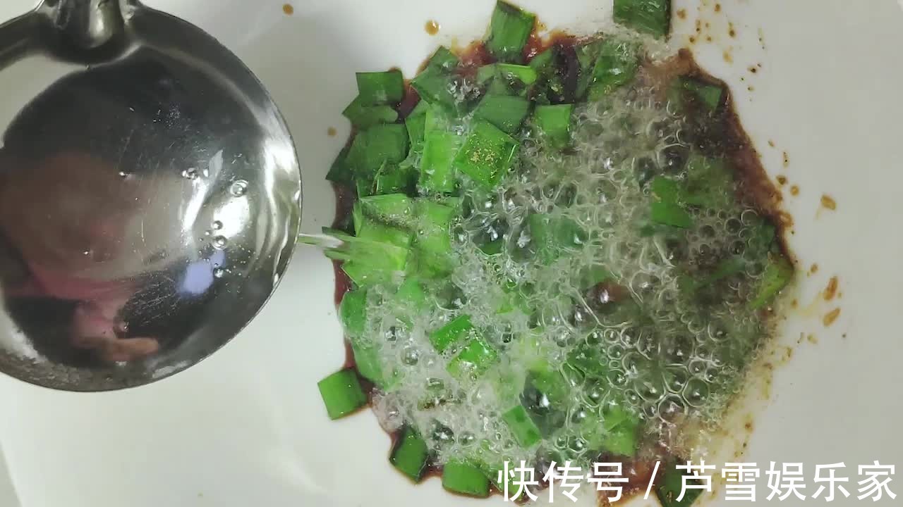 荷包蛋|清汤素面，汤头鲜美面条滑溜，任何时候吃都不给肠胃添“负担”！