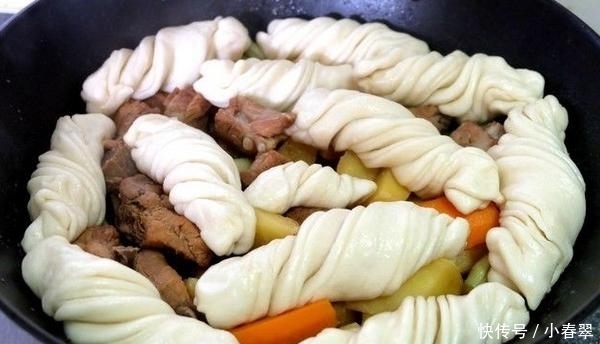 时别|炖排骨时别浪费,锅里可以蒸花卷,咬一口满嘴排骨香