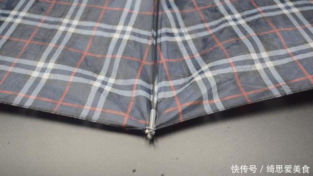 姑娘把笔芯缝在雨伞上,真是太聪明了,解决了困扰多年的难题