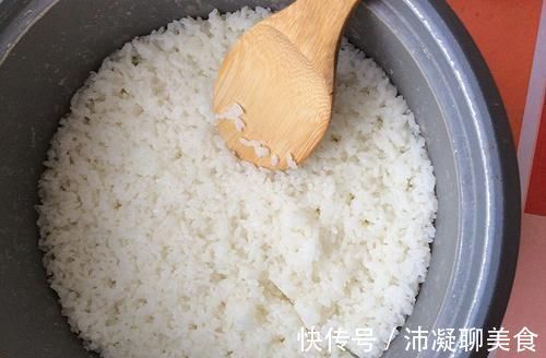 煮米饭时,别只知道放清水!再加这两样,米饭又香又软,颗颗饱满