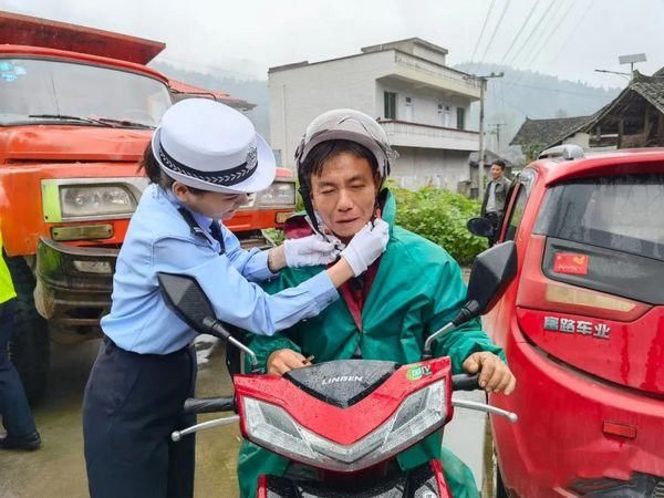 农用车|情系重阳丨“双语”模式，松桃交警给村里老人唠叨几句交通安全