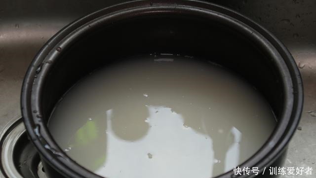 焖大米时,记住“2放3窍门”,米饭香软可口,粒粒分明!