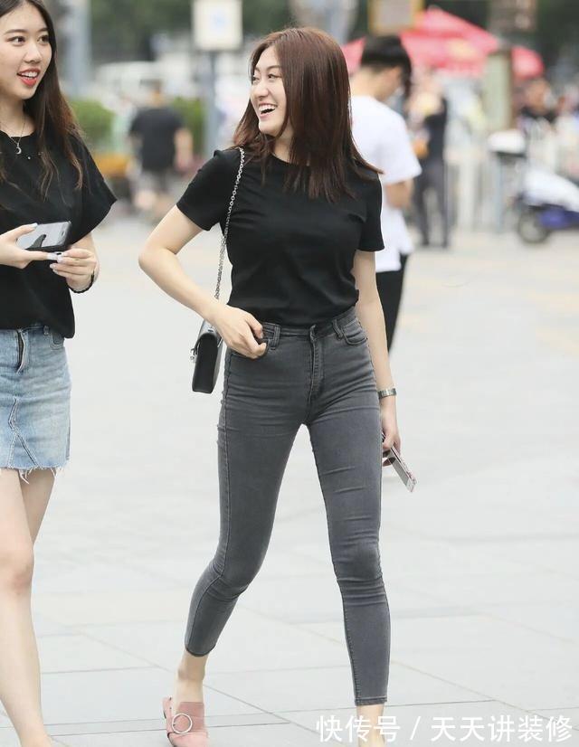 裸脚踝 今秋流行“裹腿裸脚踝”，正常搭配无需太复杂，可谓简单便是美！