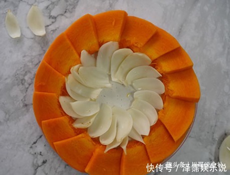 不对|蒸南瓜,直接上锅蒸是不对的,大厨多加1步,南瓜甜嫩更亮丽